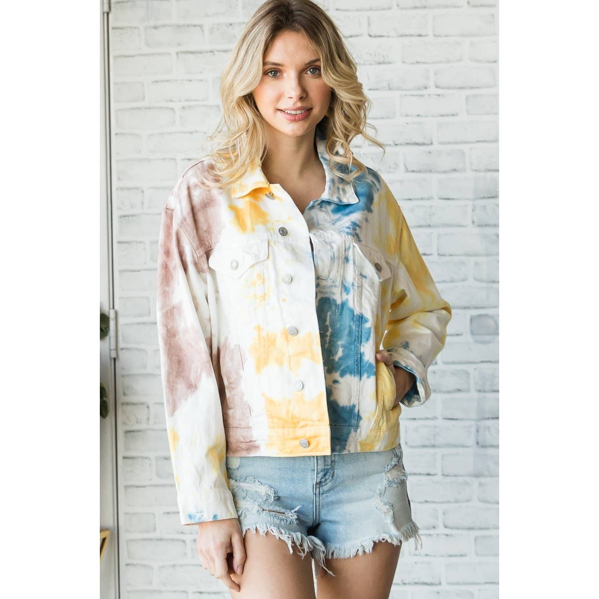 Bianco/Giallo Giacca in denim da camionista classica con stampa tie-dye in vendita all'ingrosso su Faire7