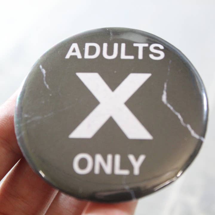 Bouton en métal X Only pour adultes 2,25 pouces pour la vente par Raven Design