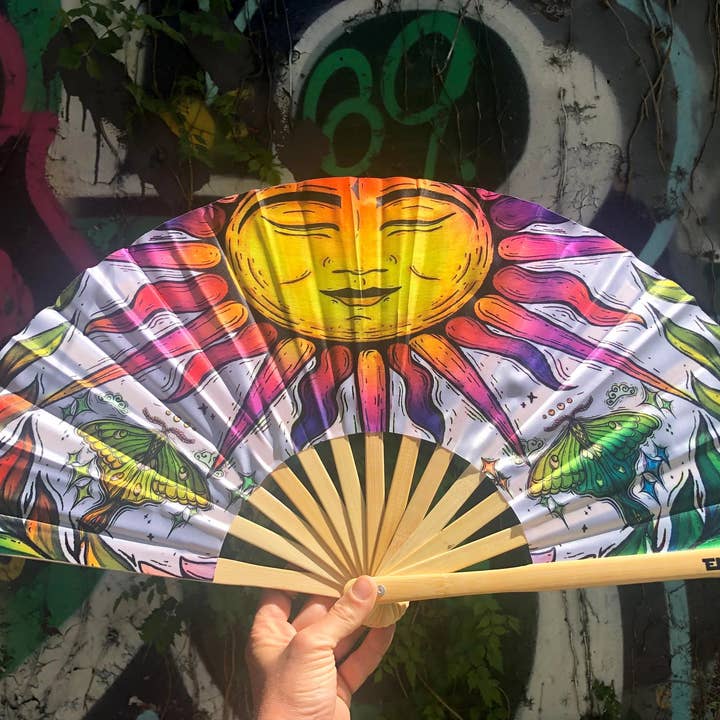 Enlighten - Venta al por mayor Ventilador plegable de mano - Abanico de Sol y Polilla Luna / Abanico de Festival / Abanico Gigante / Arte del Sol / Arte de Polilla Luna / Enlighten Clothing Co / Abanico Reactivo a la Luz Negra para Rave