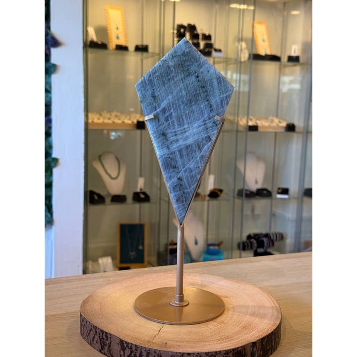 Sonnenuntergang Labradorit Diamant auf Ständer - 29cm x 10cm - 830g für den Großhandel von Crystal Cove Minerals