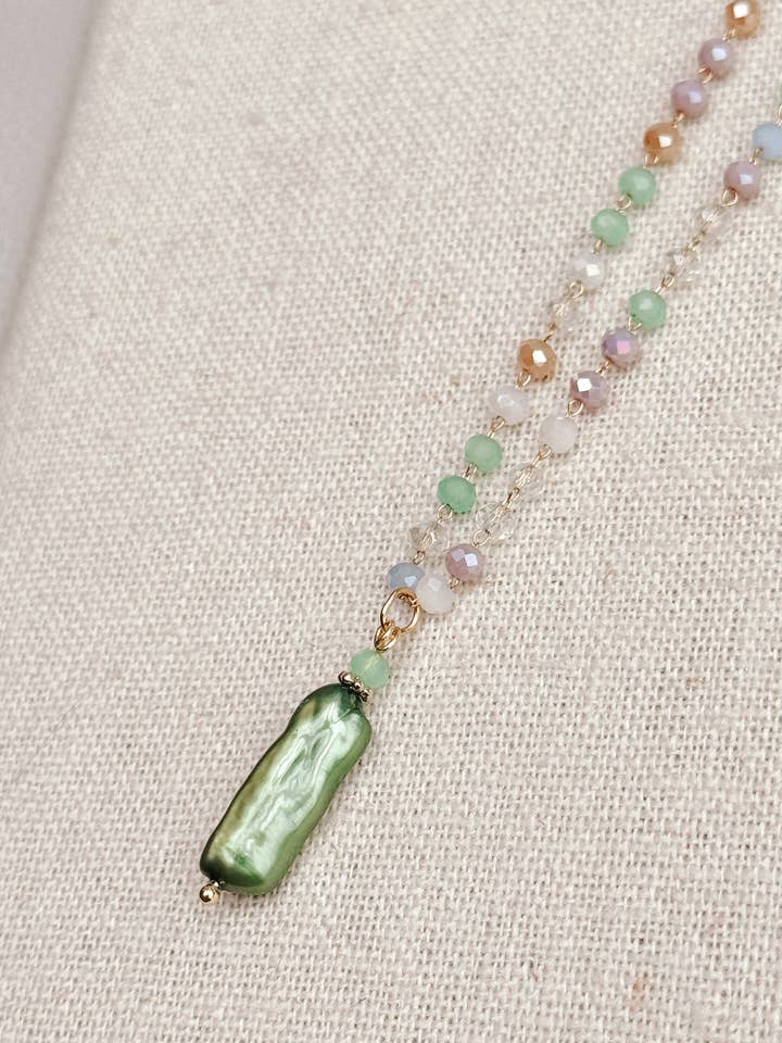 Collier en or avec pendentif perle verte multicolore pour la vente par Gracie Rose Designs