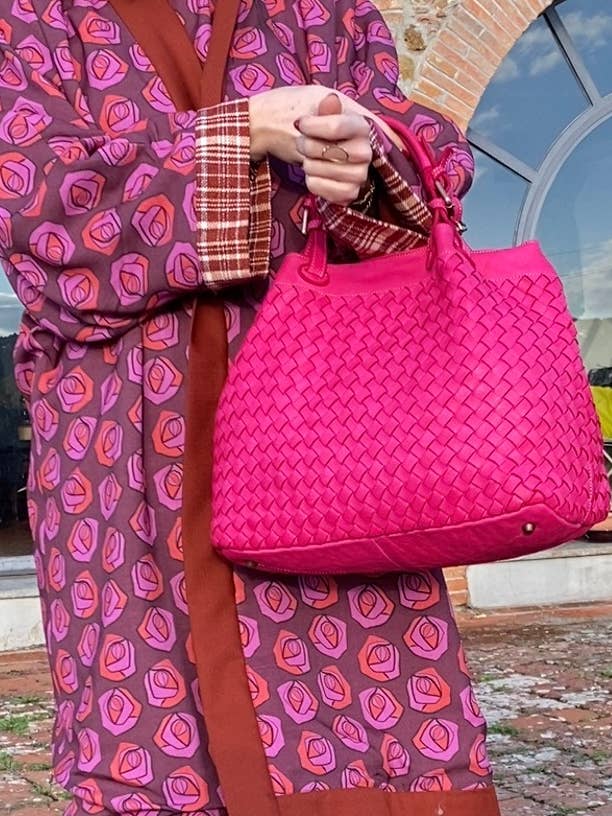 Sac en cuir V25 moyen tissé main avec bandoulière et poignées réglables pour la vente par ValerioValentiniStyle