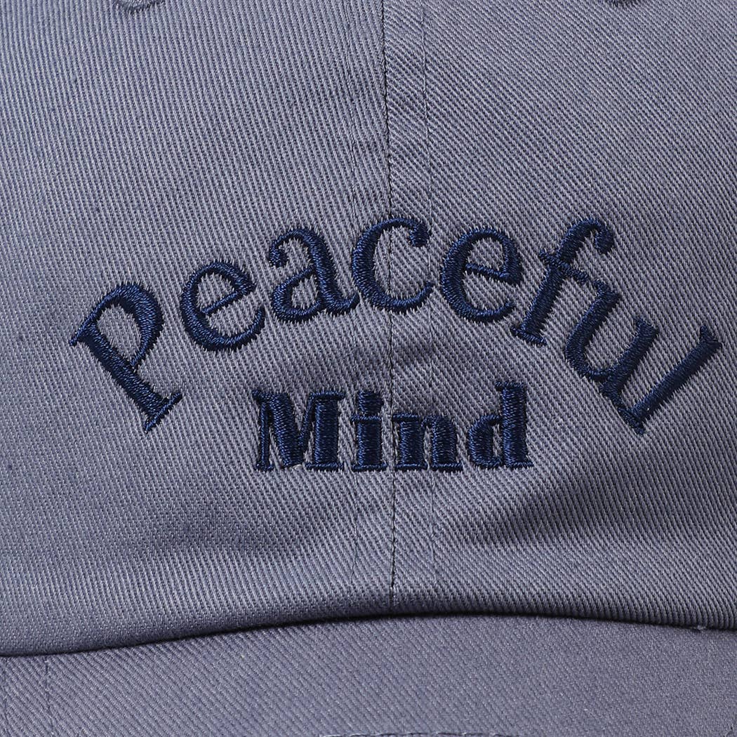 Fashion City – Engroshandel Baseballkasket - Unisex – Broderet baseballkasket med teksten "Peaceful Mind"1
