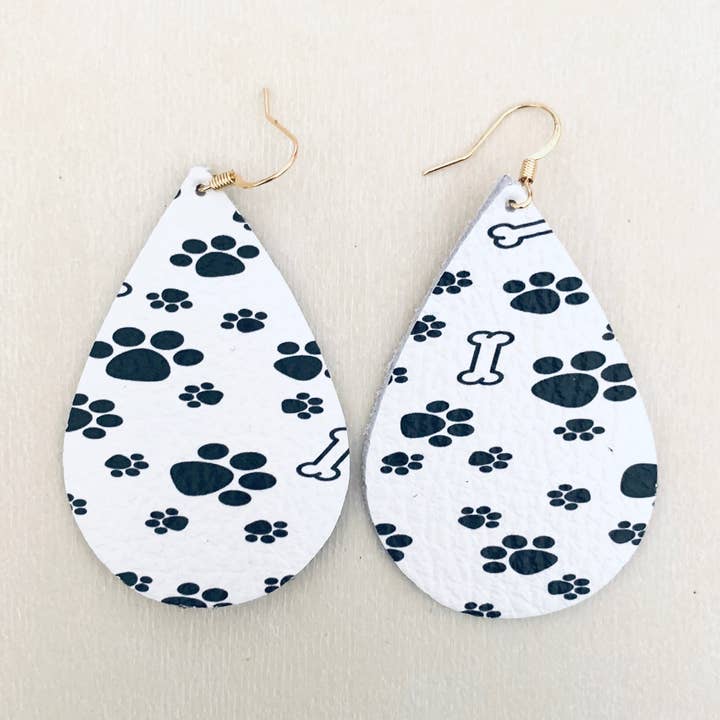 Boucles d'oreilles en cuir larme à motif chien (patte et os) pour la vente par Luna And Loki Design