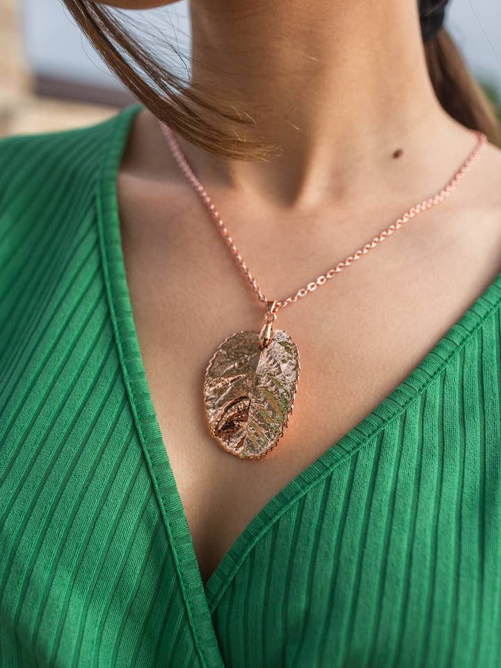 Collier Feuille de Rose /Cuivre/Énergie dans la Bijouterie : Féminité pour la vente par Bulgarian Rose Magic