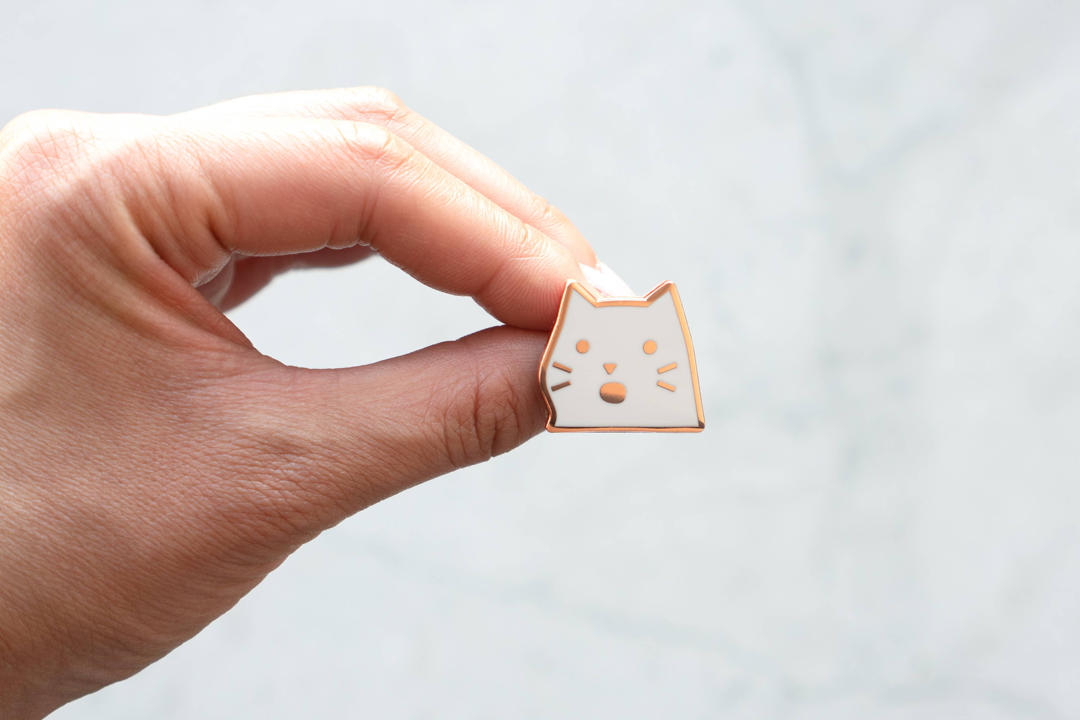 Everyday Olive - Wholesale Lapel Pin/Button - Surprised Cat Pin3