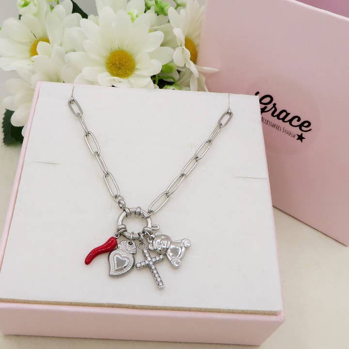 Daemon srls - Wholesale Pendant/Charm Necklace - LUCKY TEDDY ~ ACCIAIO INOSSIDABILE - Collana catena paperclip con ciondoli scaramantici, orsetto, cuore sacro e croce