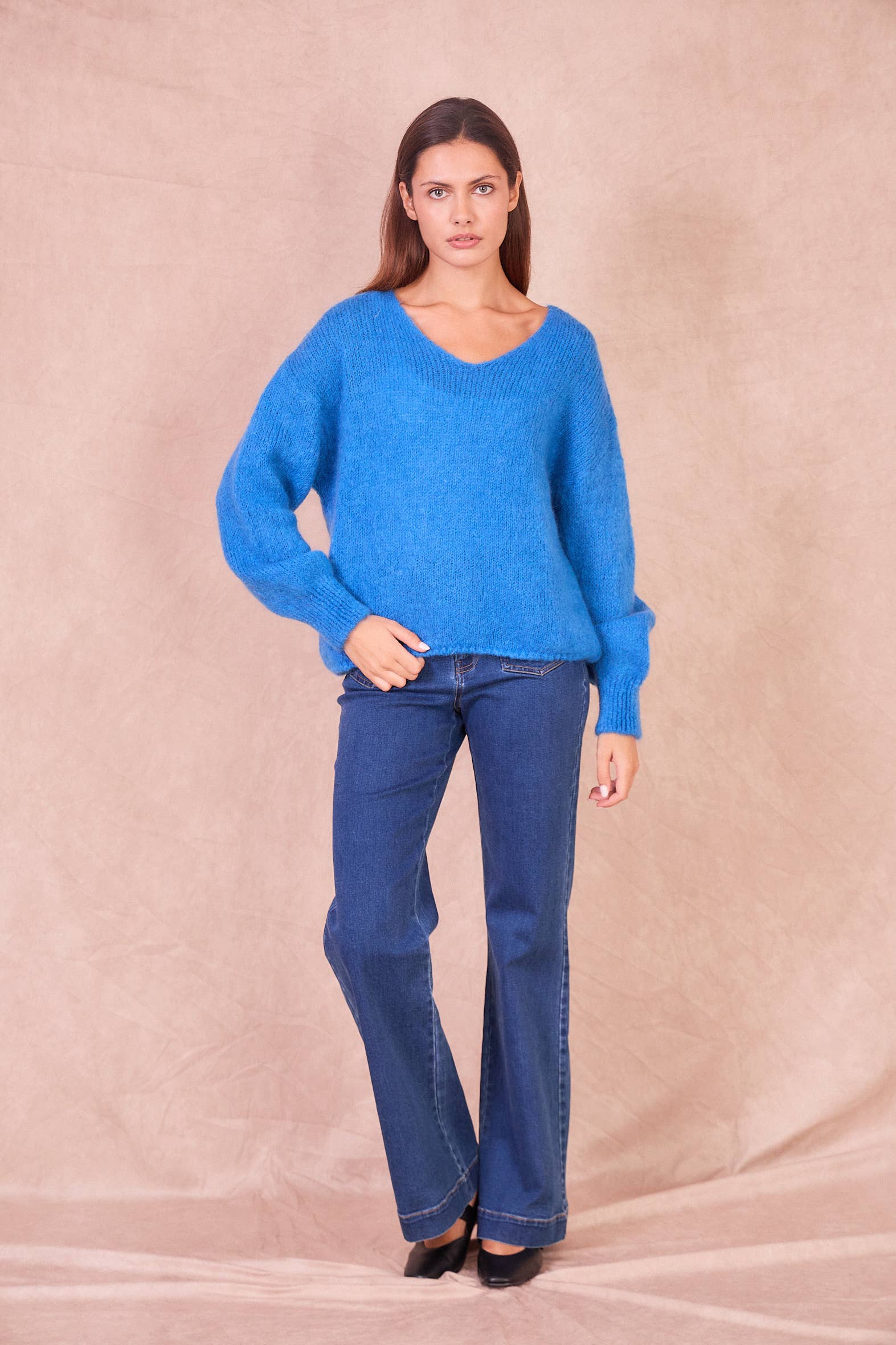 Calie Paris – wholesale Knitted jumper – Women′s – Oversized V-Neck Sweater1