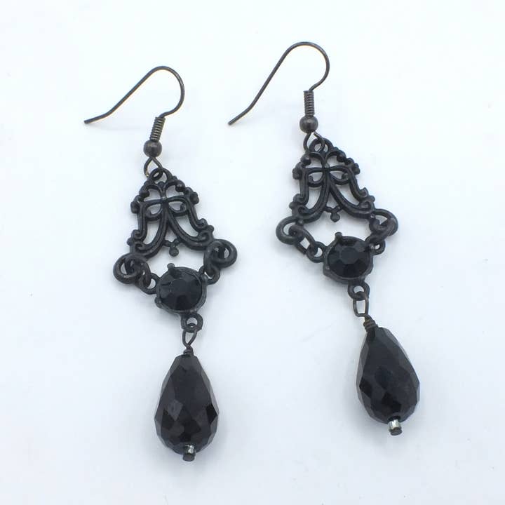 Boucle d'oreille Victorian Gate, cristal rond et perle en forme de larme pour la vente par Fizz