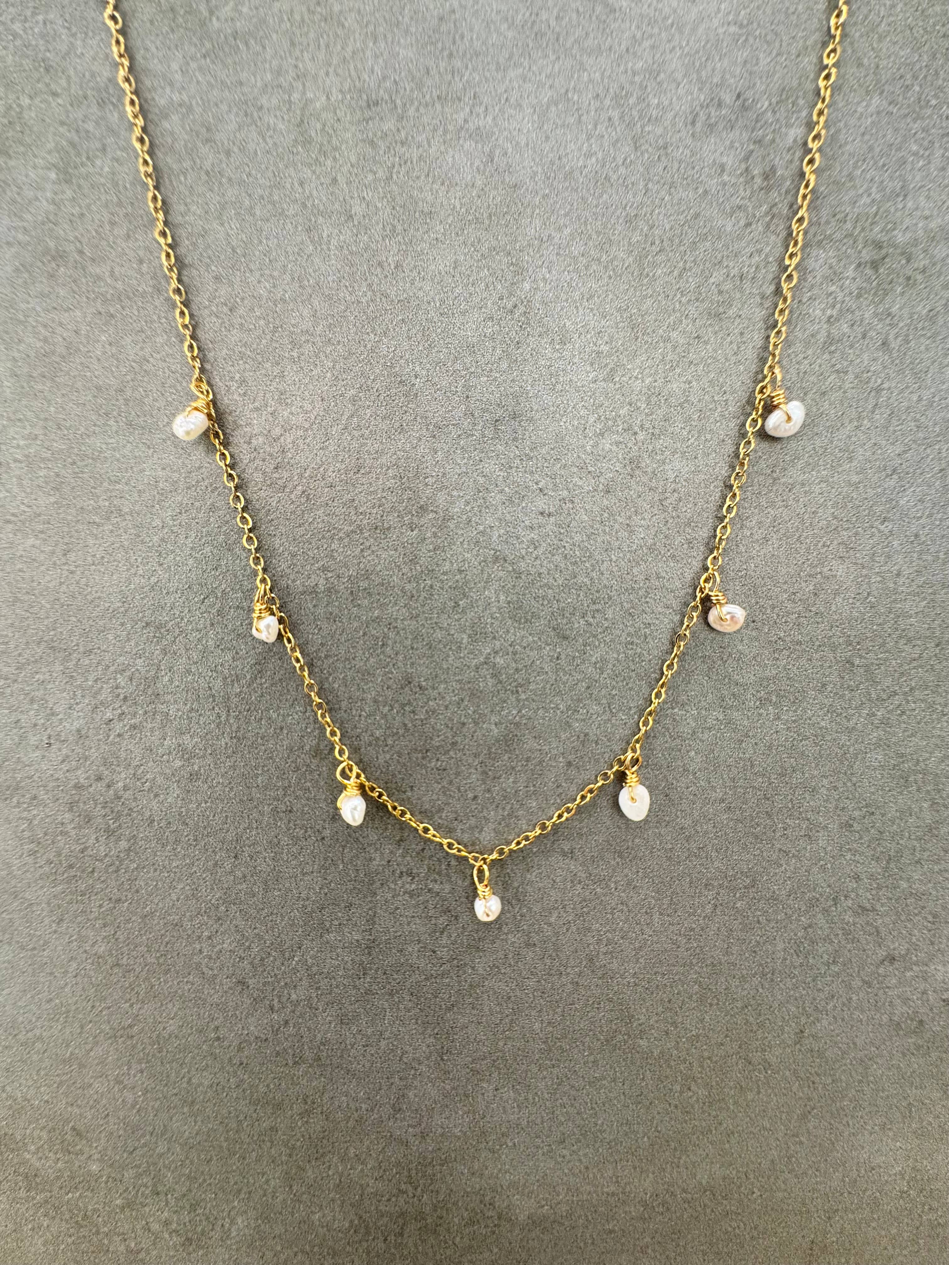 Cassette Barcelona – Großhandel Kette mit Anhänger/Charm – Minimalistische Bohem-Halskette mit Perlen1