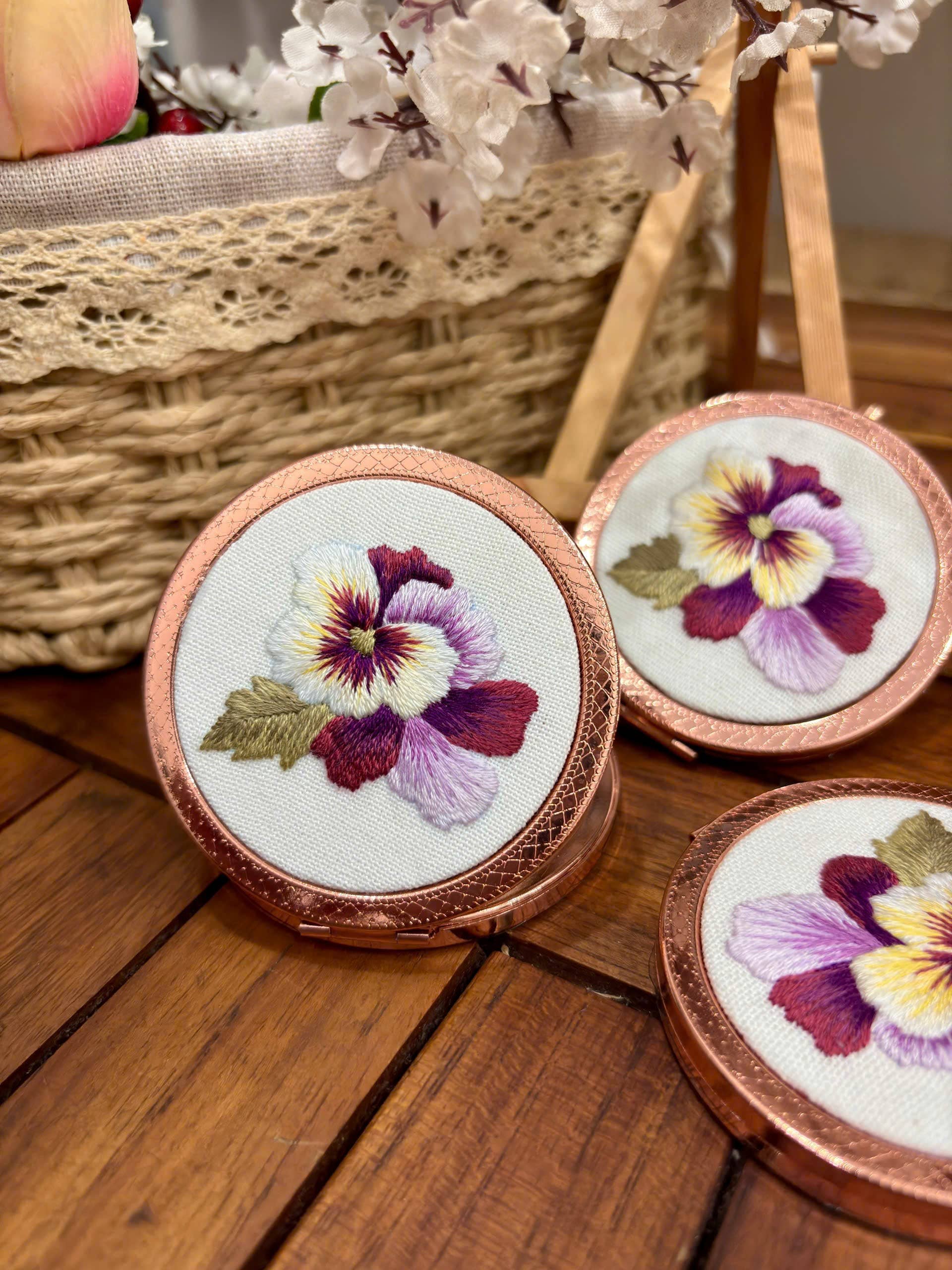 Maple Dream Store – Engroshandel Kompaktspejl – Premium Vintage Blomstret Håndbroderet Lommespejl23