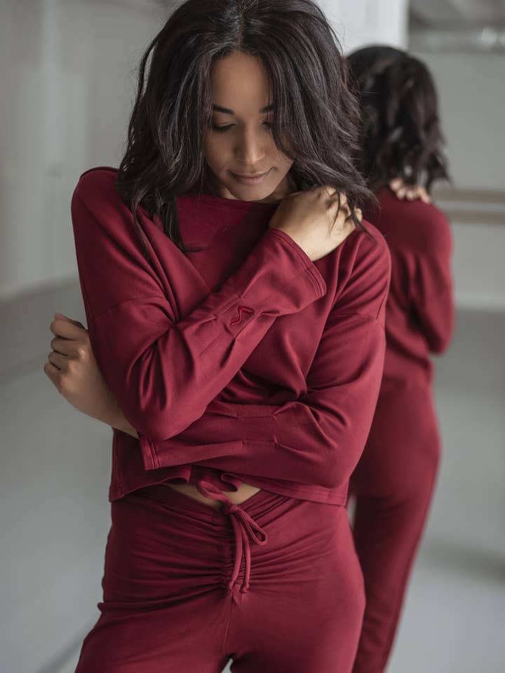 Christy Manga Comprida Crop Top Borgonha LENZANDO™ ECOVERO por atacado de Sway