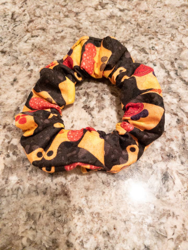 Charcuterie Board Scrunchie för wholesale av Art By Vivian Rodarte