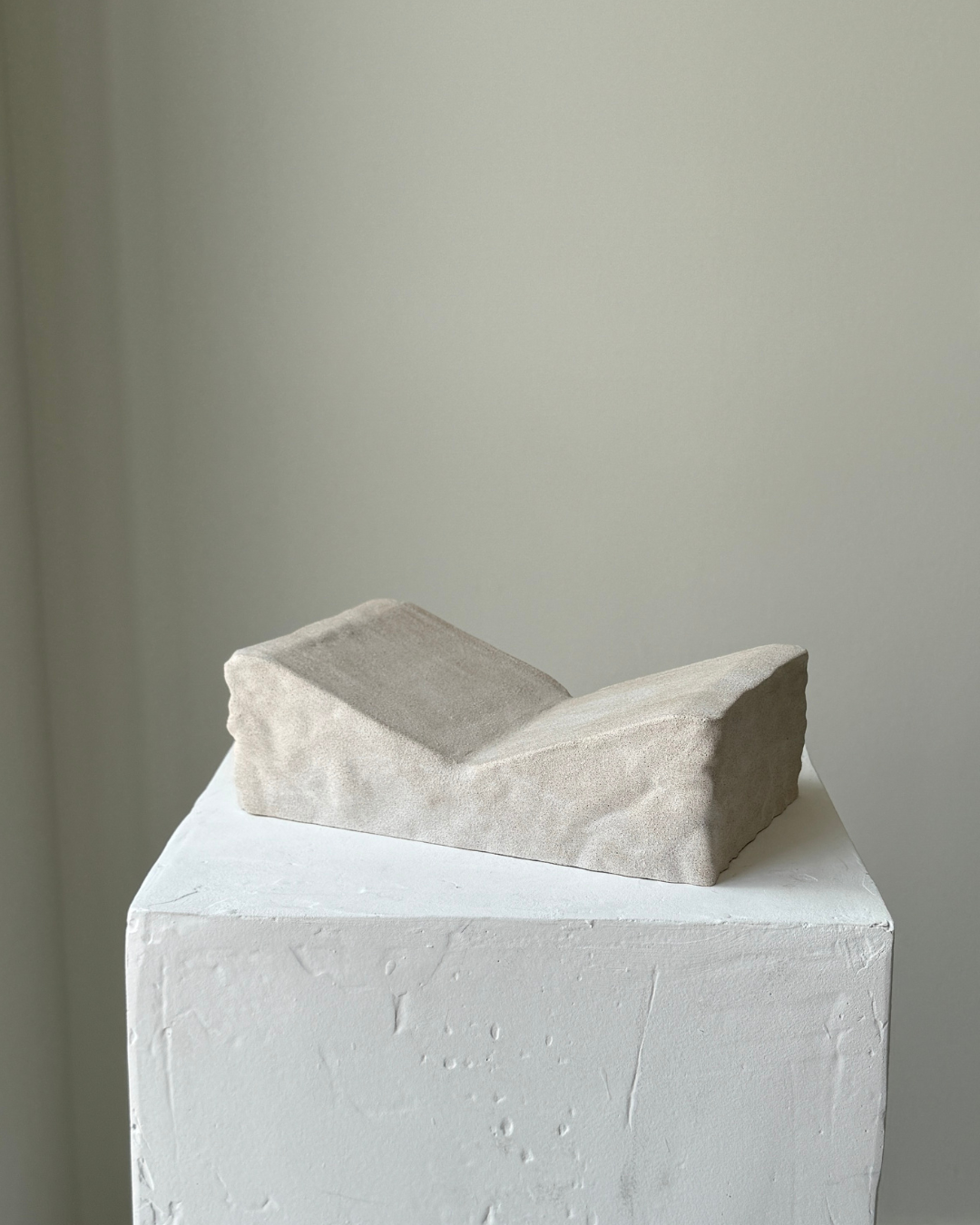 GINALADÉCO - Wholesale Decorative Tabletop Object - The Aela Stand | Almond3