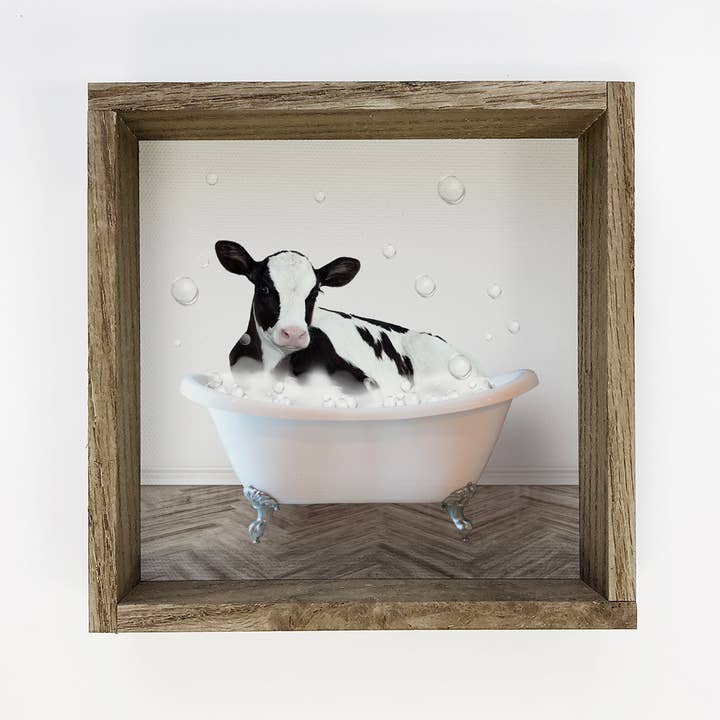 Panneau représentant une vache laitière dans une baignoire, œuvre d'art humoristique pour la salle de bain pour la vente par Hangout Home