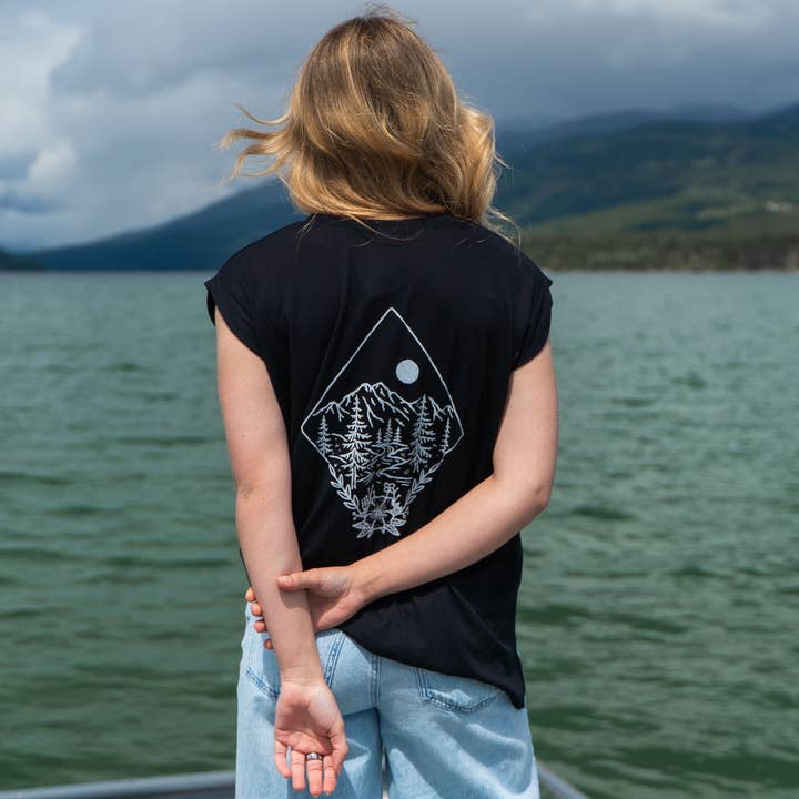 Llévame a las flores silvestres Camiseta de mujer con mangas enrolladas - Negro para venta al por mayor de The Montana Scene