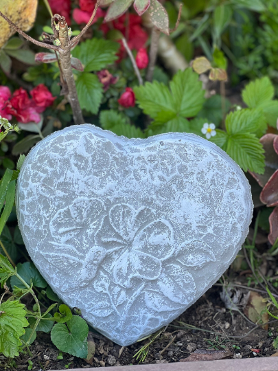 Backyard Stone Art – Großhandel Trittstein – Trittstein mit Kolibri-Herz, 20,3 x 1,9 cm, Gartenstein1