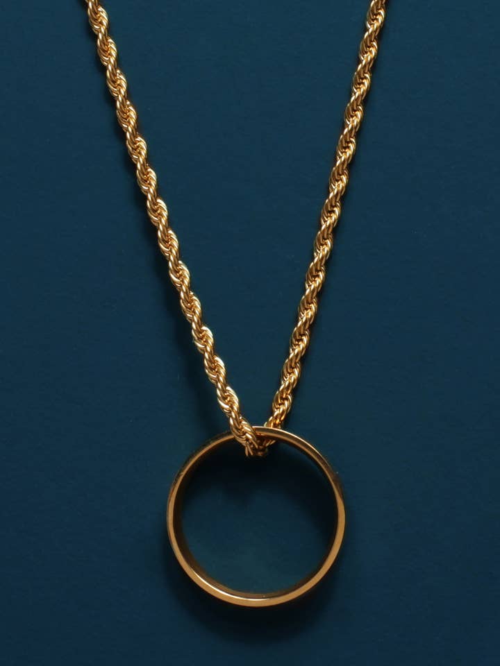 Collier bague en or sur chaîne style corde pour la vente par We Are All Smith