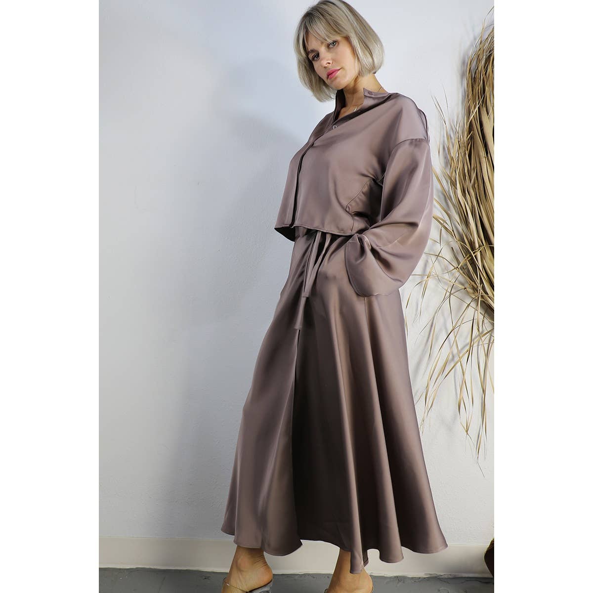 MARRÓN MALVA CONJUNTO DE TOP CORTO DE SATÉN CON FALDA CRUZADA de venta al por mayor en Faire12