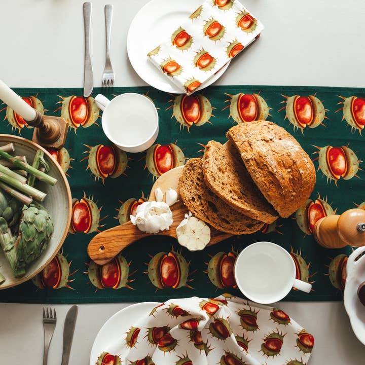 Chemin de table vert marron d'Inde pour la vente par Emilia Hunt