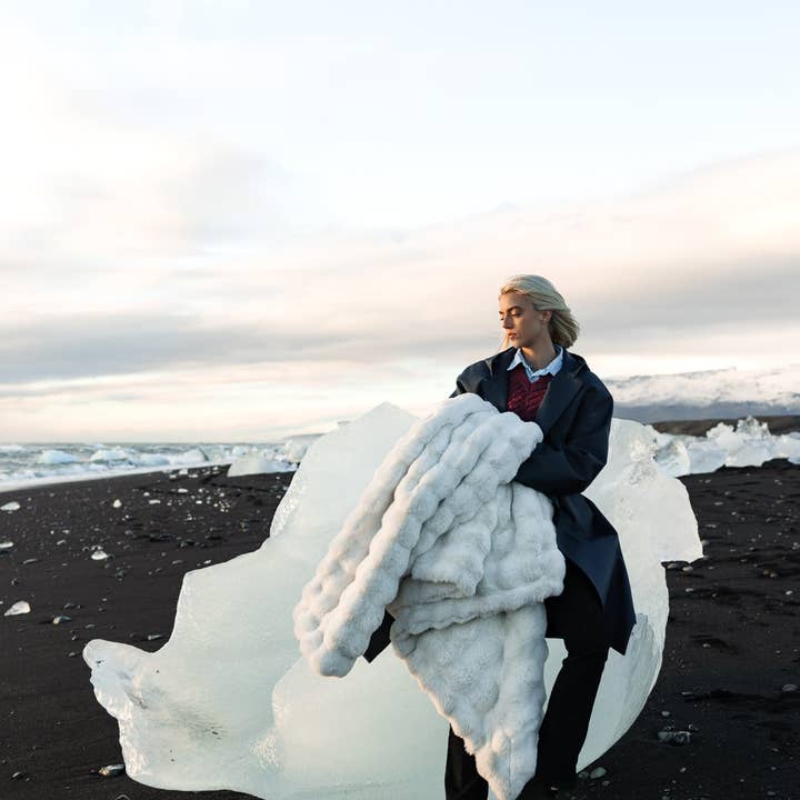 Lola Blankets - Wholesale Throw Blanket - Snow White4