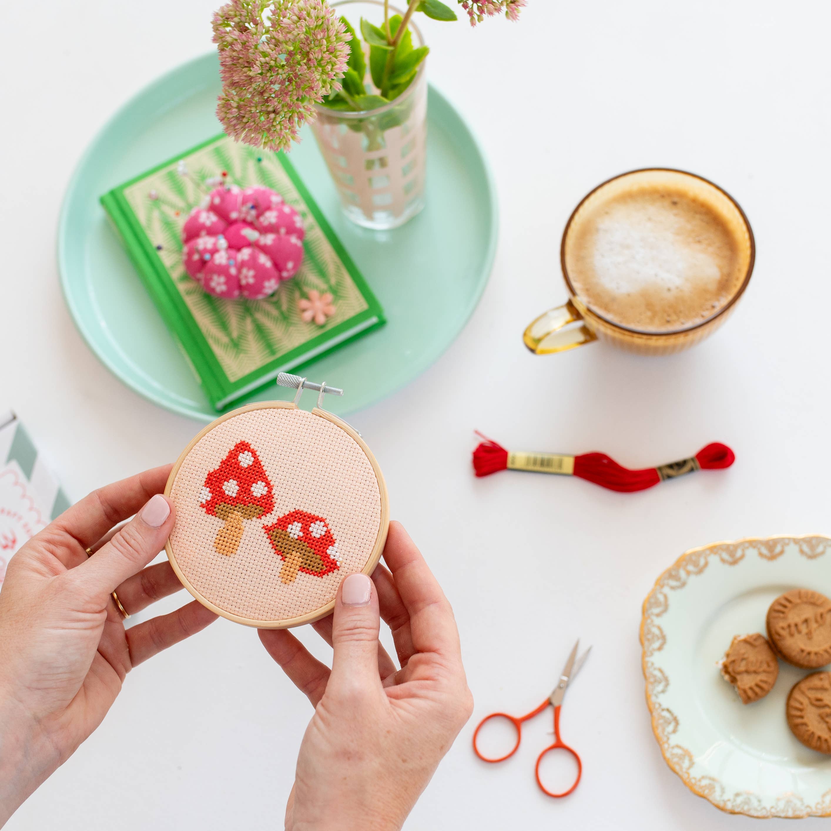 Cotton Clara Craft Kits & Supplies – wholesale Sömnadskit – Broderikit med flugsvamp i rött - Mini korsstygn6