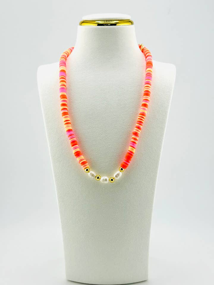 Collier d'eau douce coloré rempli d'or Lucia pour la vente par Bella Blu Designs