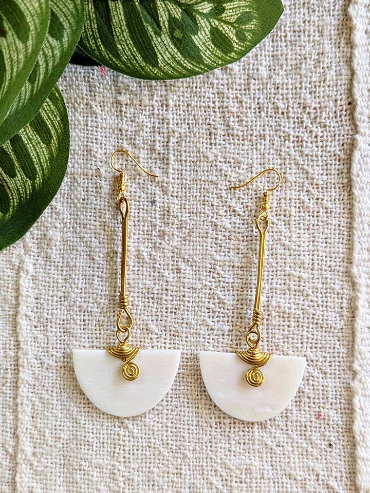 Halvmåne vita ben afrikanska örhängen mässingstråd omlindade för wholesale av Reflektion Design