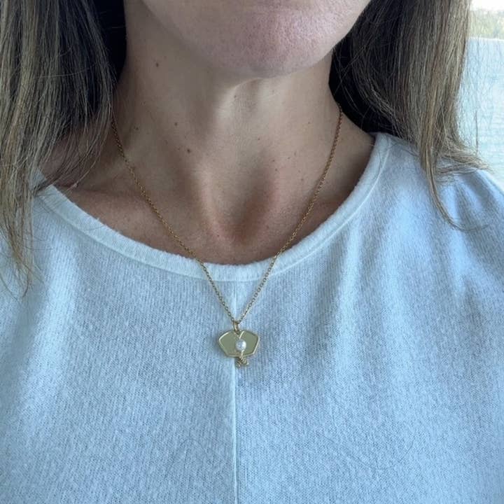 Born to Rally - Vendita all'ingrosso Collana con ciondolo/pendaglio - Collana con Ciondolo a Forma di Racchetta Oro Perla Pickleball - Gioielli Pickleball2