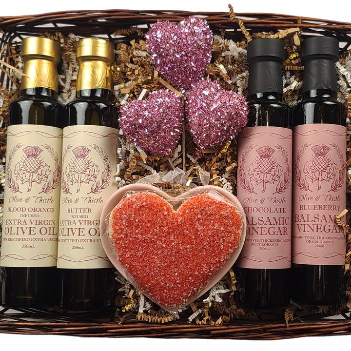 L'amour est doux pour la vente par Olive & Thistle