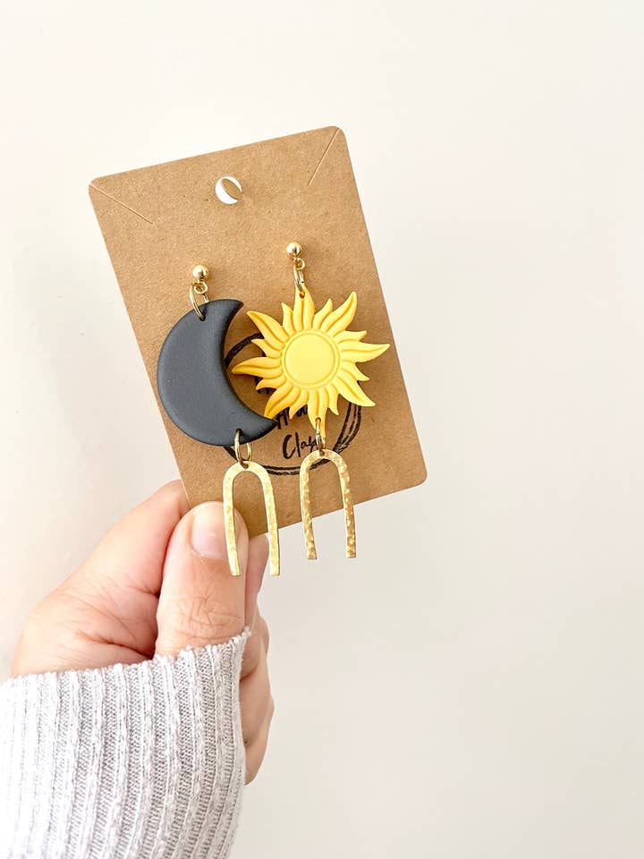 Zon en maan Clay Dangle voor wholesale door Hooks and Clay