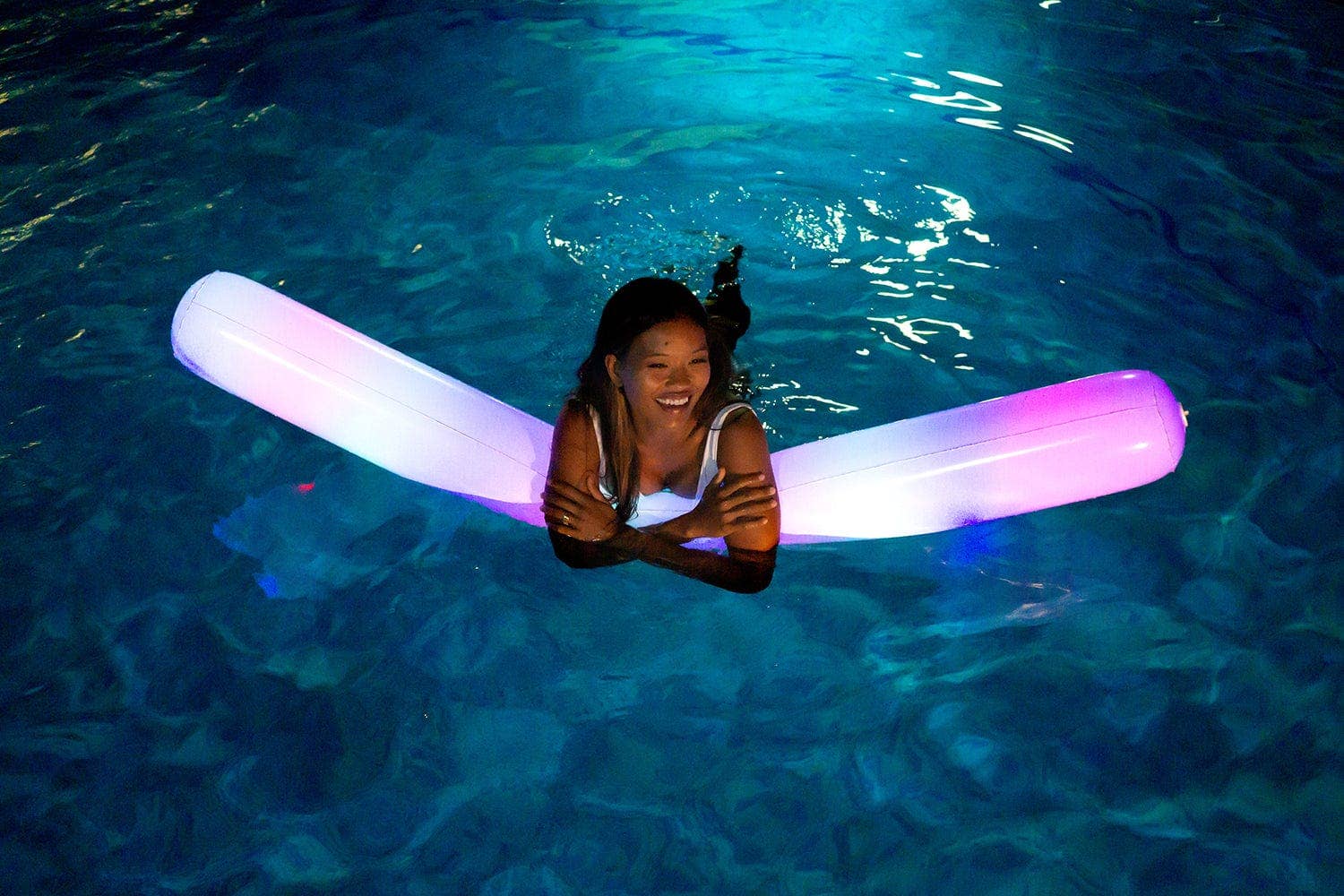PoolCandy - Vendita all'ingrosso Gonfiabili - PoolCandy gigante gonfiabile illuminato a LED per piscina Noodle Pool3