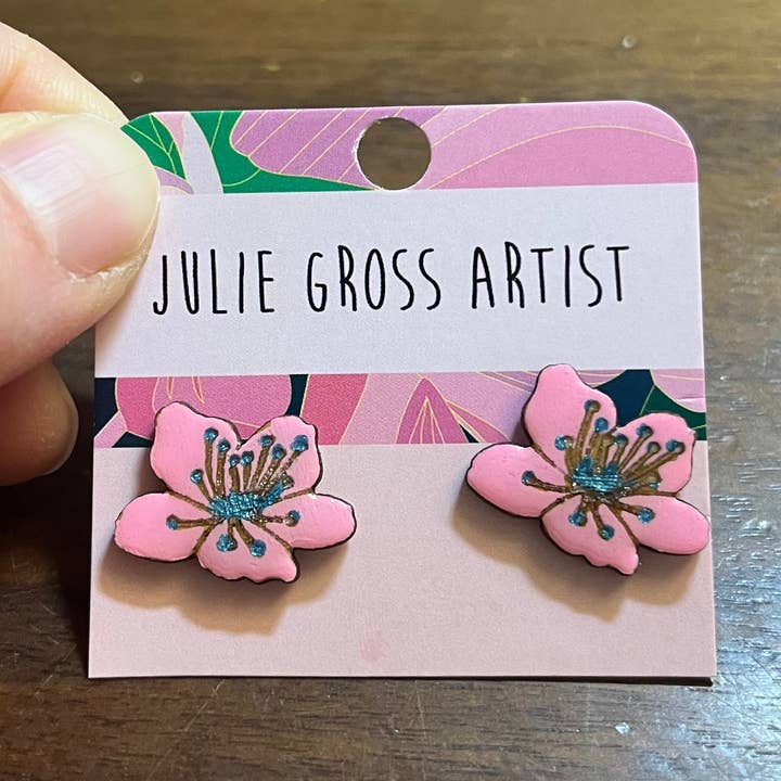 Orecchini a perno piccoli con fiori di ciliegio per la vendita all'ingrosso da parte di Julie Gross Artist