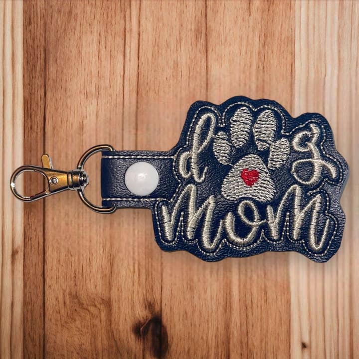 „Dog Mom“ broderet nøglering (marineblå og hvid) for engroshandel hos Sew Cute Creations By Sydni