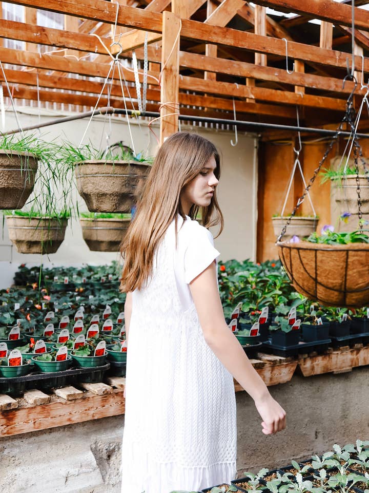 Weiße gehäkelte Weste für den Großhandel von The Kneelength Frock