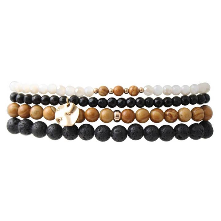 Pila di braccialetti con olio essenziale macinato per la vendita all'ingrosso da parte di Carolyn Hearn Designs