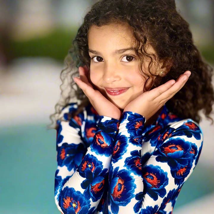 Mini Dream Rash Guard Une-Pièce - Imprimé Heaven in Bloom – Protection Solaire Durable avec Style. pour la vente par Sweet Penelope