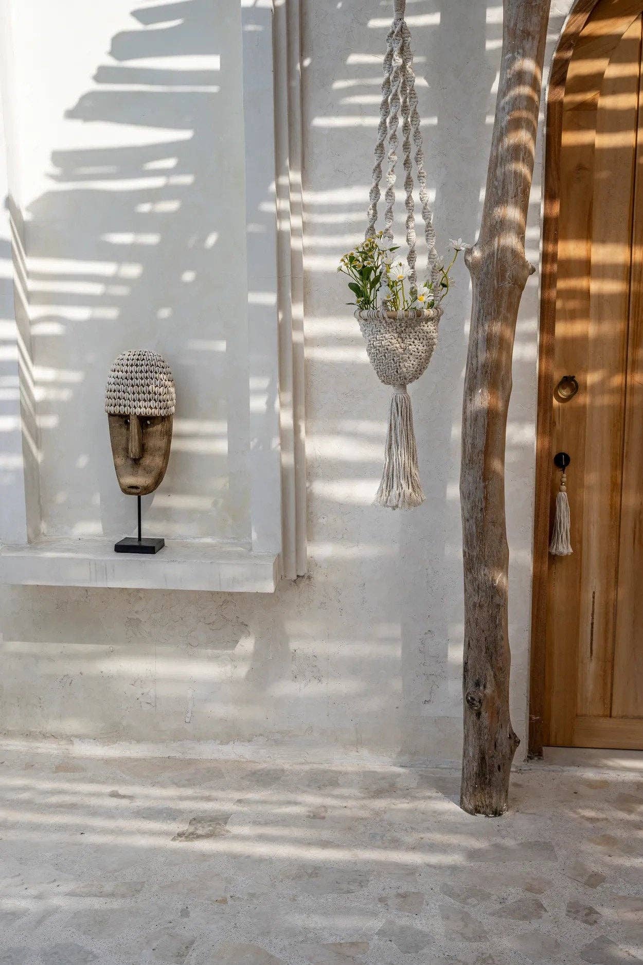 Bazar Bizar Living – Großhandel Tischdeko – Die große Cowrie-Maske auf Ständer3