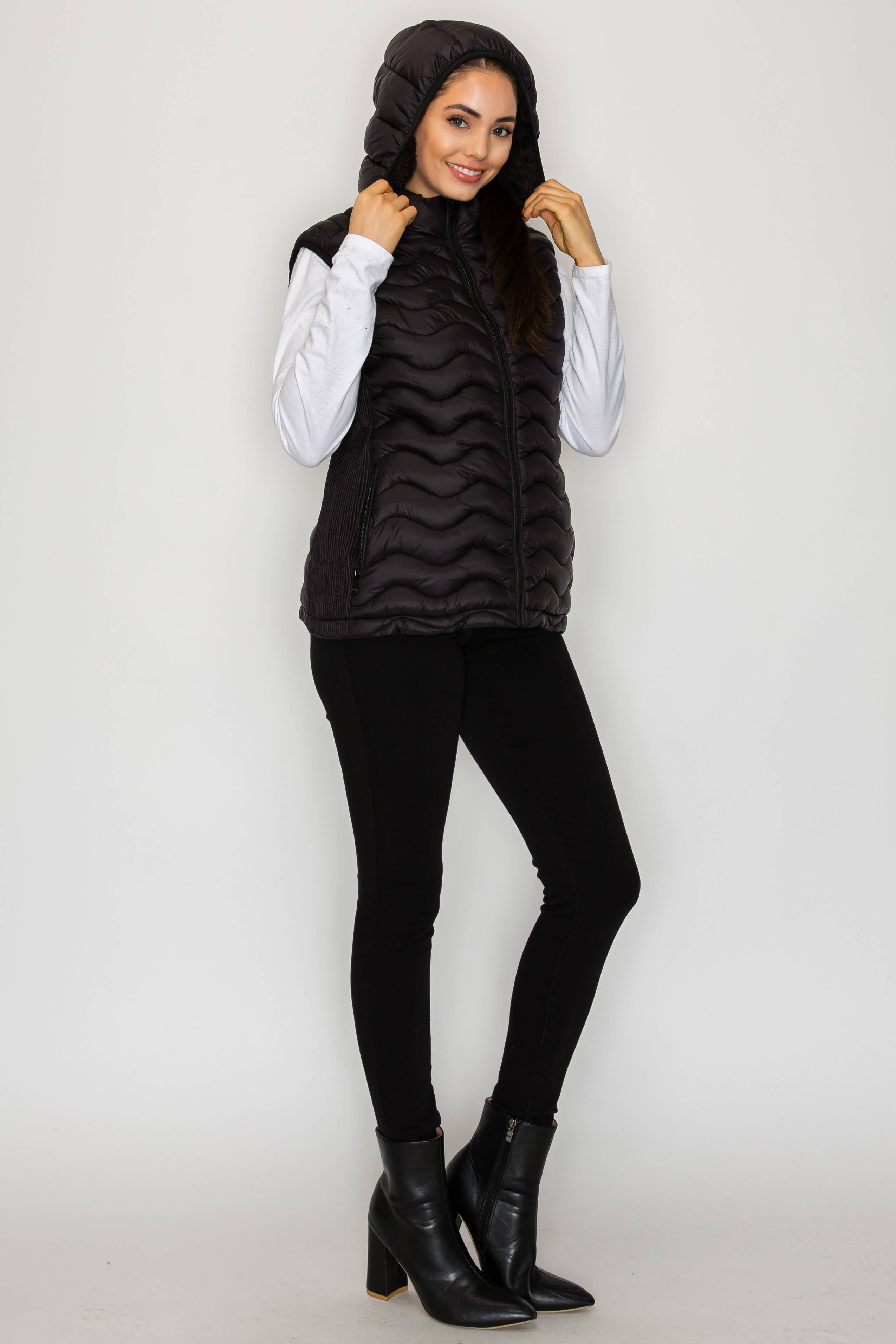 V390 Damväst med huva utan ärmar (V390) för wholesale på Faire17