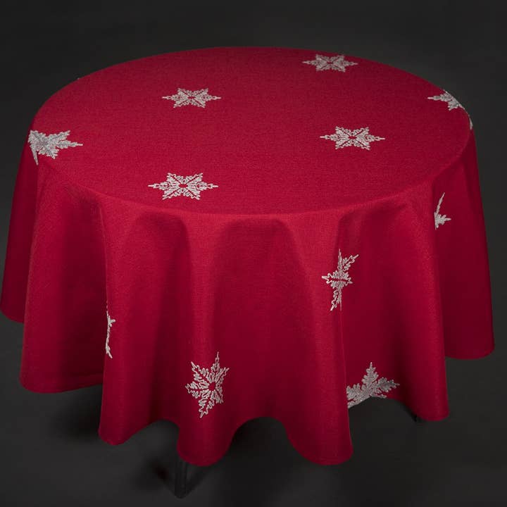 Glisten Nappe carrée de Noël brodée flocon de neige pour la vente par Xia Home Fashions & Manor Luxe