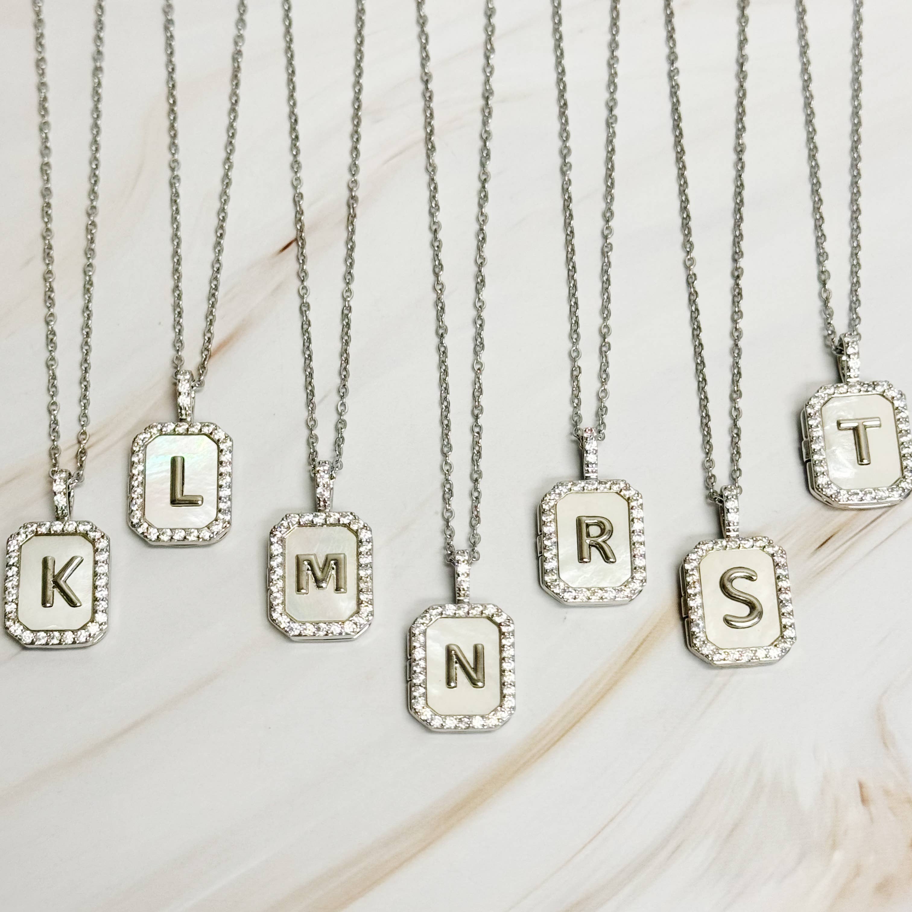 Ellison+Young – Engroshandel Halskæde med vedhæng – Initial Deco åbent medaljonvedhæng med kæde28