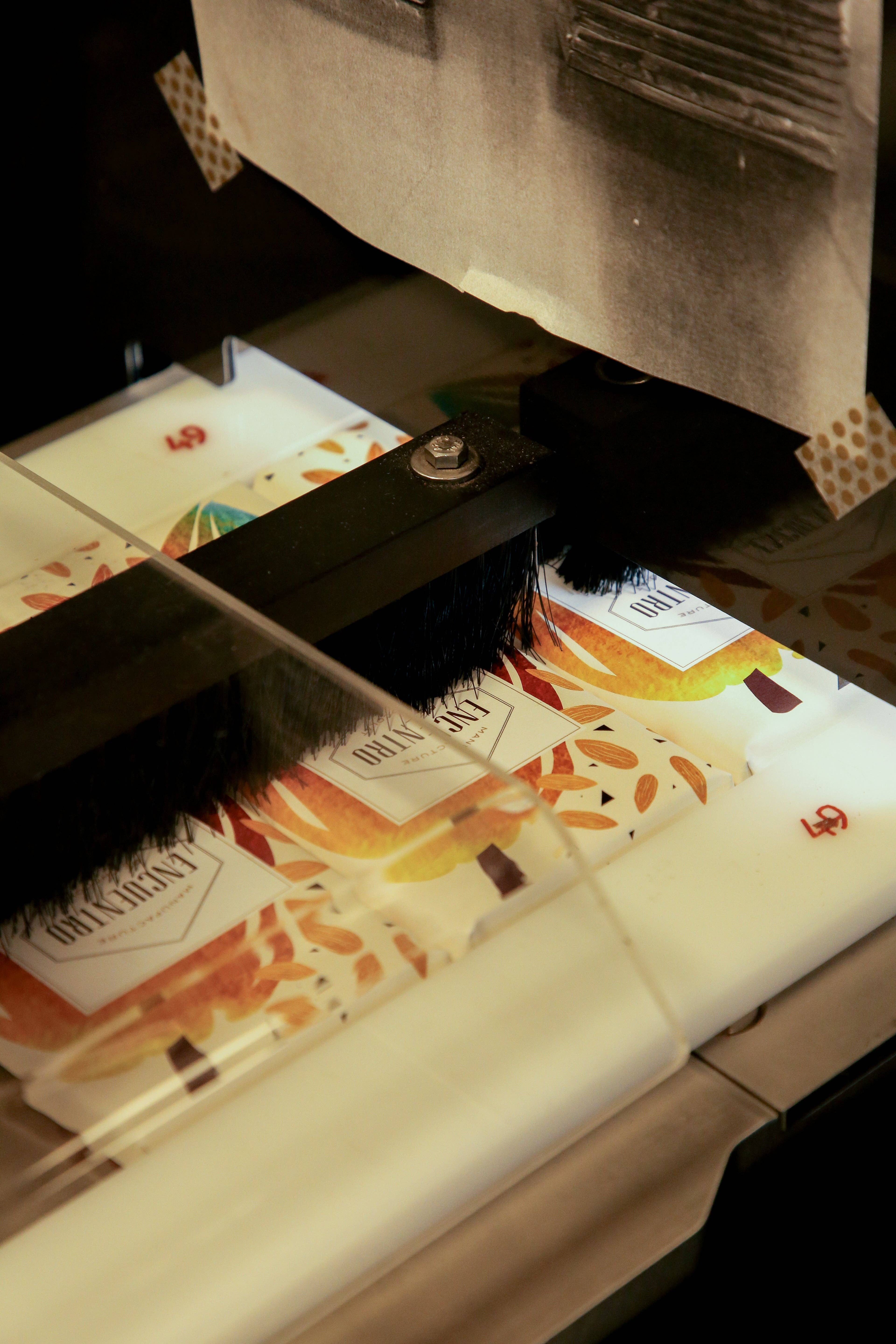 HERIO - Wholesale Chocolate - ORGANIC CHOCOLATE BAR WITH FLEUR DE SEL & ROASTED ALMONDS5