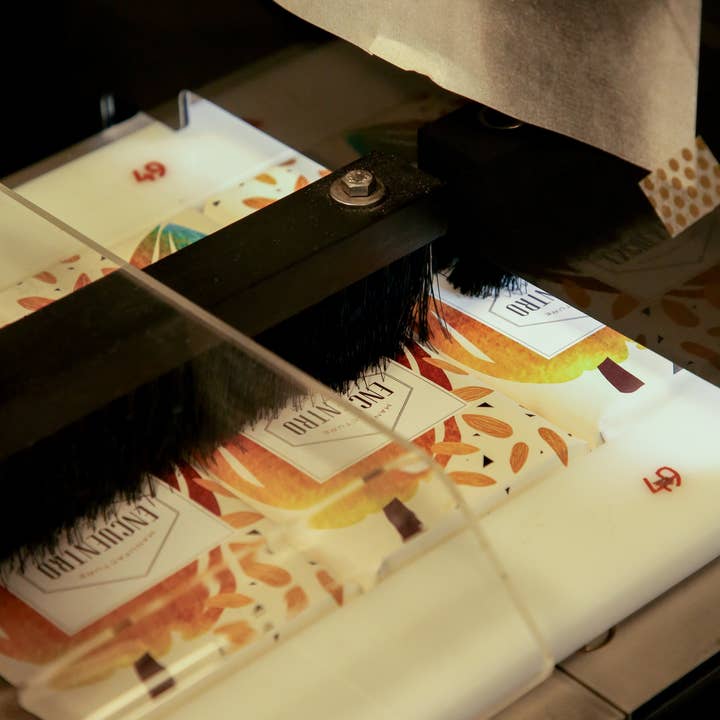 HERIO - Wholesale Chocolate - ORGANIC CHOCOLATE BAR WITH FLEUR DE SEL & ROASTED ALMONDS5