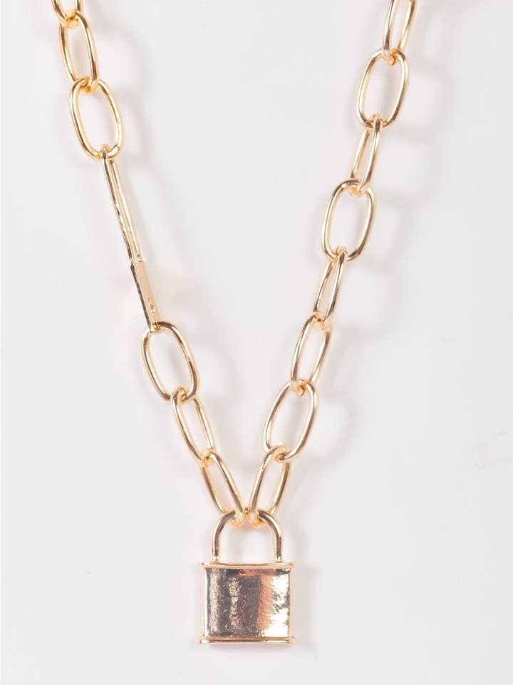 Halskette mit goldfarbener Büroklammer und Anhänger mit Vorhängeschloss für den Großhandel von Tasha Apparel Wholesale