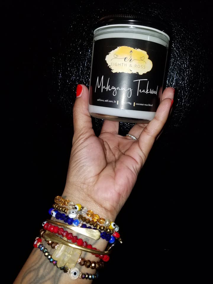 Mahonie Teakwood Geurkaars voor wholesale door Eighth & Ross | Quality Scent-ual Candles