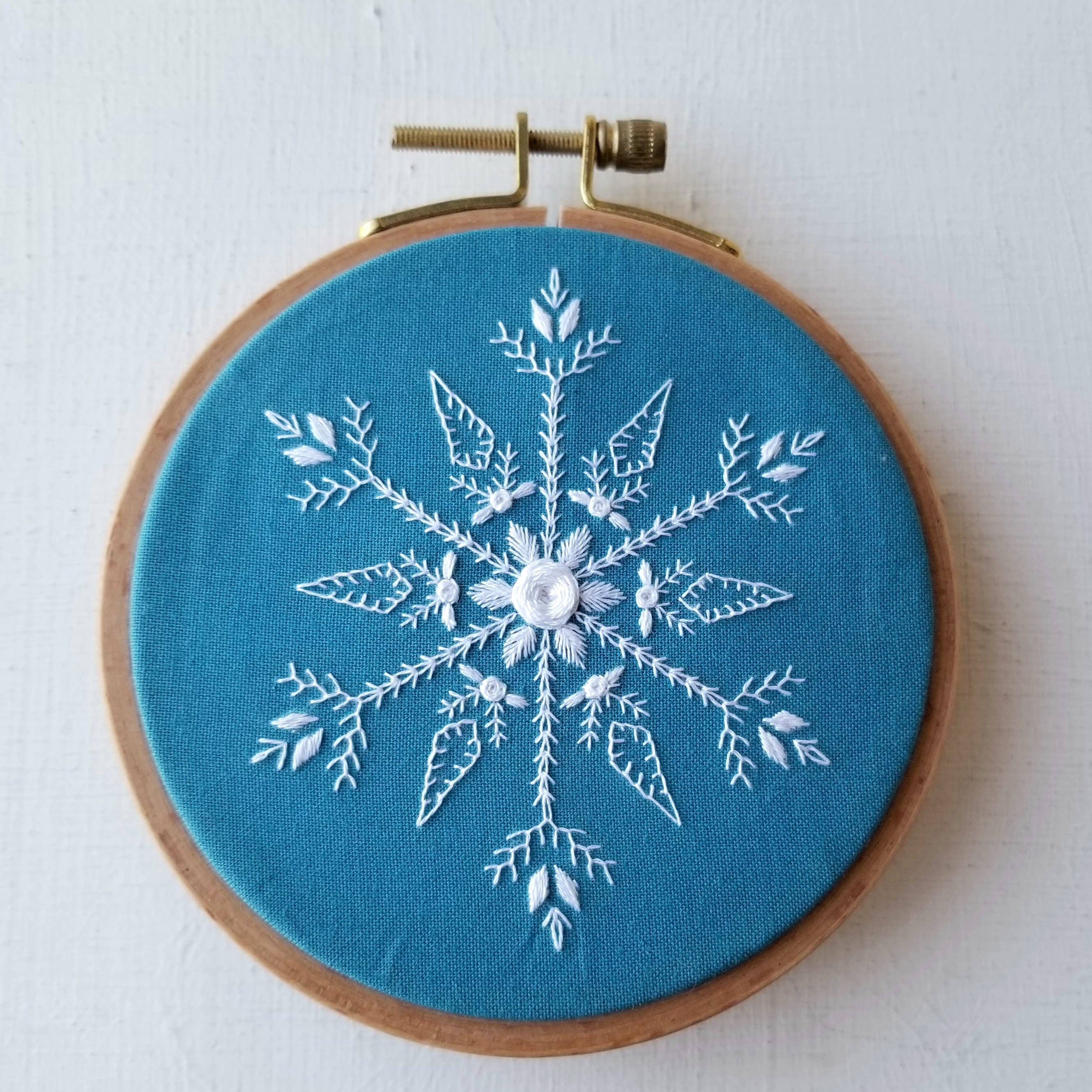 Jessica Long Embroidery - Vente Accessoire de broderie/point de croix - Kit d'ornement fait main avec mini floconnet de neige3