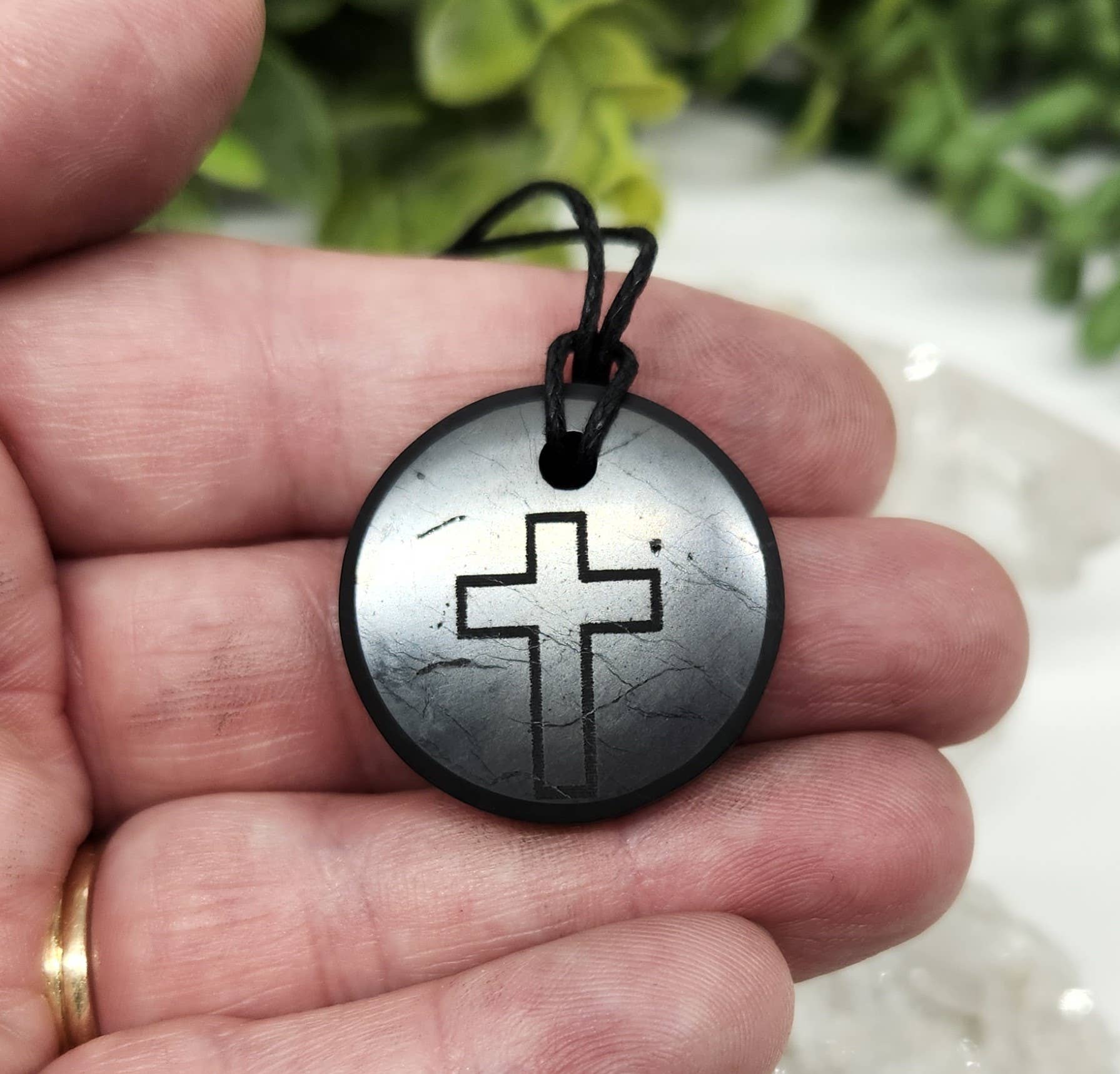 Meraki Gemstones - Wholesale Individuele bedel/hanger - Shungiet hanger gegraveerd met een kruis2