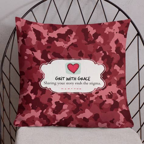 Coussin Premium Camouflage pour Passionnés de l'Armée pour la vente par Grit with Grace, LLC