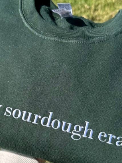 Pull à col rond brodé « In my levain era » pour la vente par NufNuf Creations