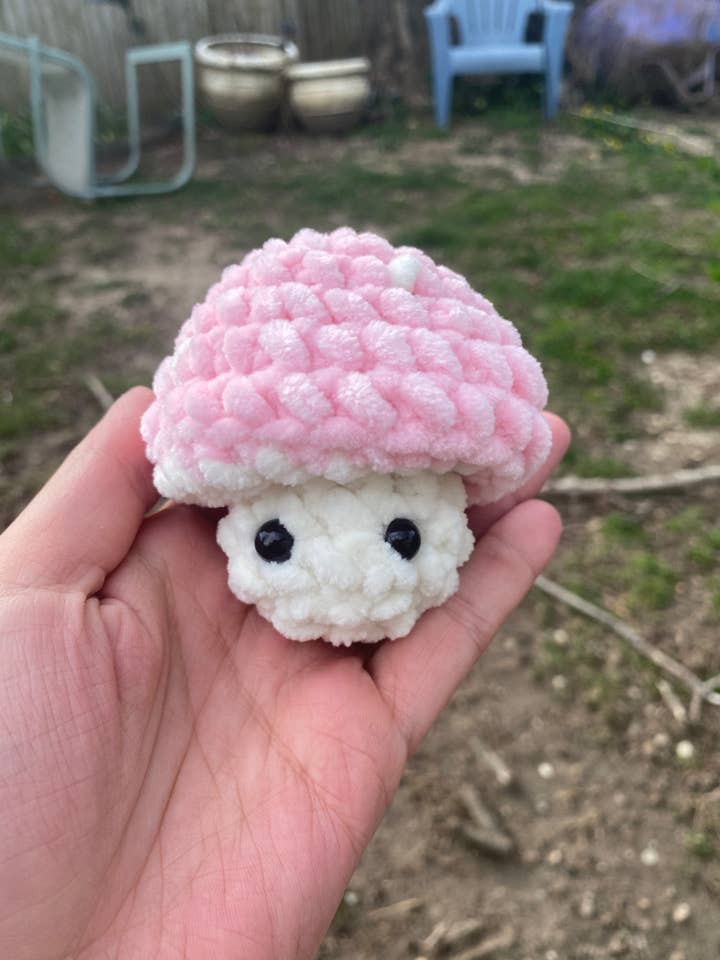 Gehäkeltes Plüschtier mit Pilzmotiv für den Großhandel von Fate and Fiber